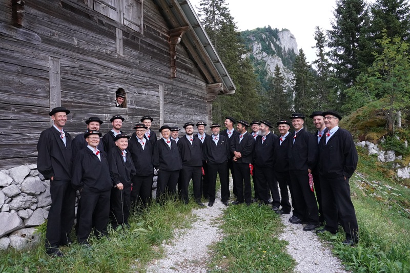 Gruppenfoto mit schwarzer Jacke