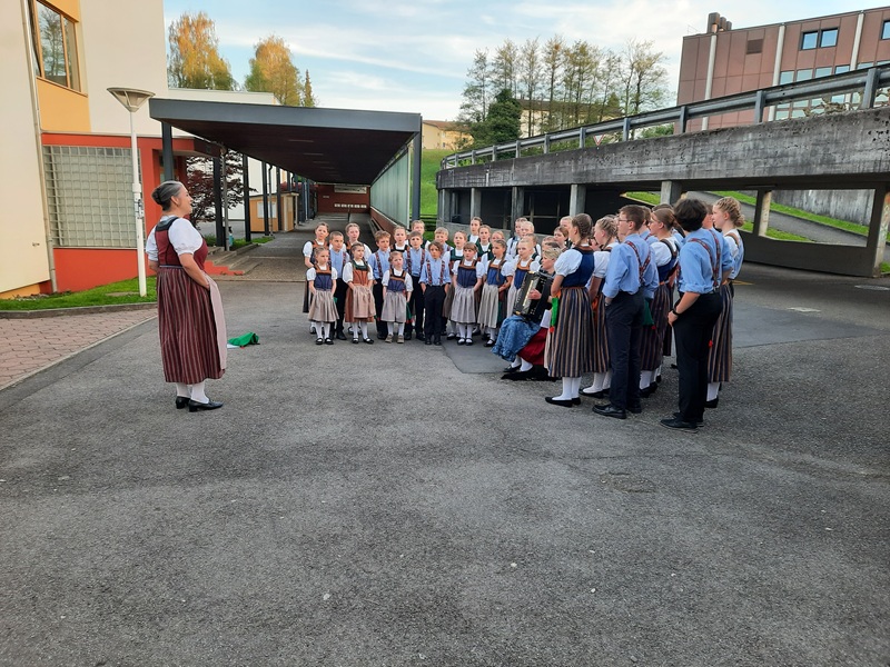 Kinderjodlercheerli singend mit Akkordeon 
				draussen