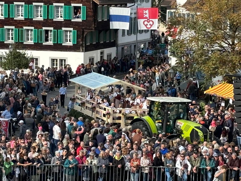 Kinderjodlercheerli auf dem Wagen an der 
				Älperchilbi inmitten der Menschenmenge