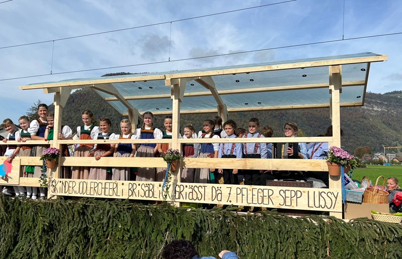 Kinderjodlercheerli auf dem Wagen an der 
				Älperchilbi